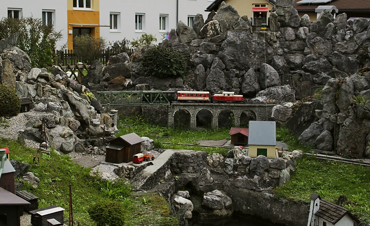 Schon lange existiert diese liebevoll gestaltete Modellbahnanlage am Bahnhof Schladming, früher warf man für eine Runde 1 Schilling ein, heute sind es 40 Cent (Aufnahme vom 03.10.2019)