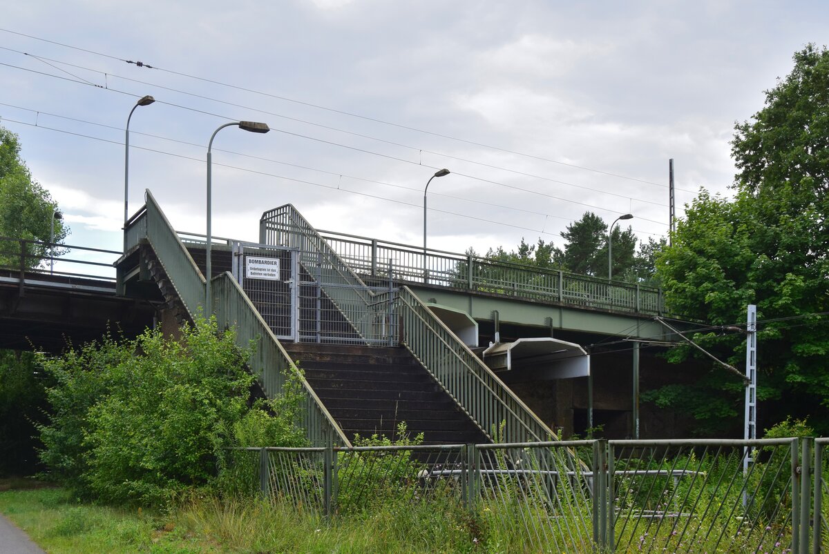 Schon lange hält am ehemaligen Kreuzungsbahnhof Hennigsdorf Nord kein Zug mehr. Die Treppen sind verschlossen und unten behält sich Bombardier ein Gleis für Testzwecke vor.

Hennigsdorf 16.07.2020