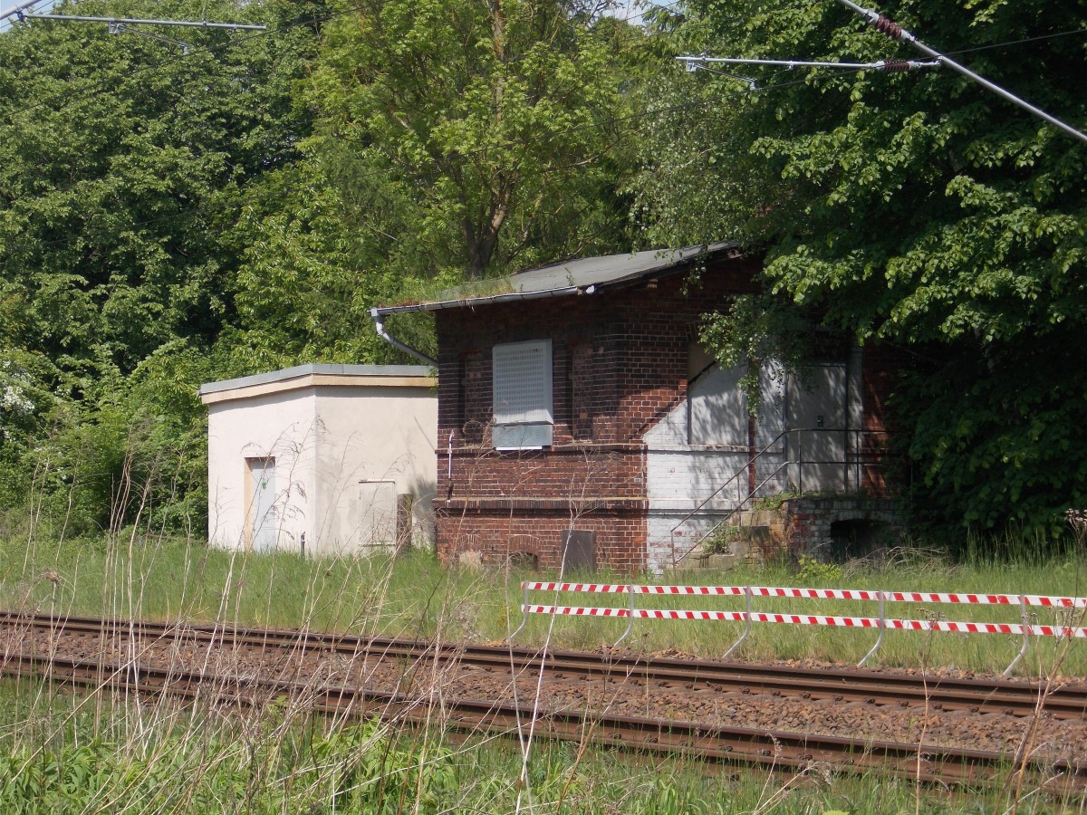 Schon lange nicht mehr genutzt das ehemalige Stellwerk von Borckenfriede(Strecke Stralsund-Berlin)am 25.Mai 2015.