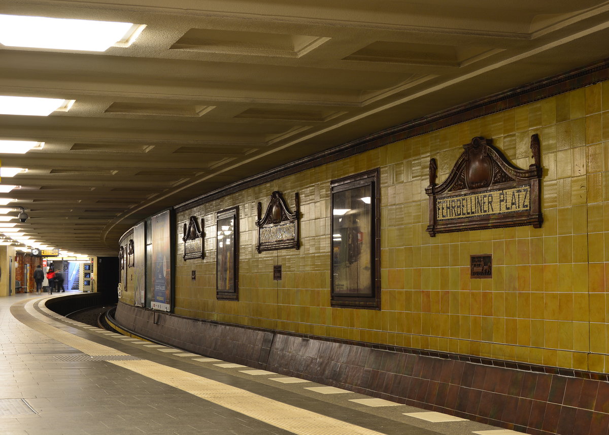 Schon mehr als 100Jahre alt und immer noch fit. Der im Jahr 1913 eröffnete und von Wilhelm Leitgebel gestaltete Bahnhof der Wilmersdorfer Untergrundbahn heute Linie U3 erhielt zu Beginn noch eine Abstellanlage, da nur mit einer geringen Auslastung in Richtung Thielplatz gerechnet wurde.

Berlin Wilmersdorf 03.01.2018