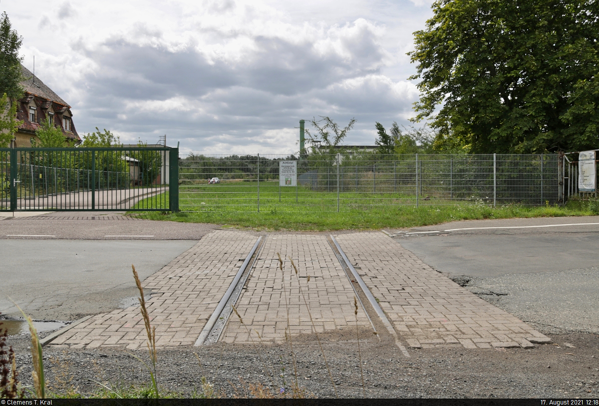 Schon oft vorbeigefahren, aber noch nie ein Foto gemacht:
Ein Gleisrest auf der Salzstraße zwischen Angersdorf und Zscherben. Dieses ehemalige Anschlussgleis führte auf das Grubenfeld Angersdorf des ehemaligen Kaliwerks Teutschenthal. Heute verfüllt hier die GTS Grube Teutschenthal die durch den Bergbau entstandenen Hohlräume.
Das bleibt auch oberirdisch nicht ohne Folgen: Schon öfter beschwerten sich Anwohner über beißenden Geruch, der vermutlich von verfülltem Müll stammte. Im Jahr 1996 kam es zu einem Gebirgsschlag, als in 700 Metern Tiefe Hohlräume zusammenbrachen. Die Richterskala zeigte einen Wert von 4,8.

🕓 17.8.2021 | 12:18 Uhr