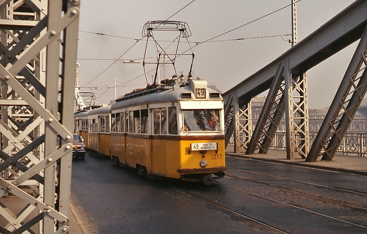 Schon im Oktober 1978 war es nicht ganz einfach, Straßenbahnen auf der Budapester Szabadsag hid ohne störenden Autoverkehr aufzunehmen, hier gelang es gerade noch mit dem Uv 1-3 3257. Die Linie 49 verkehrt noch heute über diese Brücke, bis 2007 sogar noch mit den Uv. 