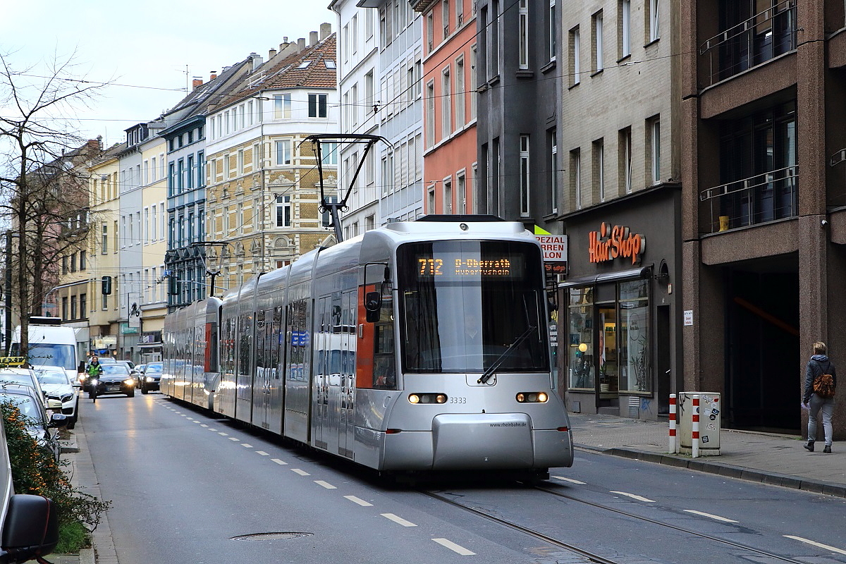 Schon die Pferdebahn fuhr durch die südliche Friedrichstraße in Düsseldorf, seit gestern ist es mit dem Schienenverkehr vorbei. Am letzten Betriebstag, dem 12.02.2016, fährt hier der NF8U mit der  Schnapszahl  3333 mit einem weiteren NF8U als Linie 712 nach Oberrath.