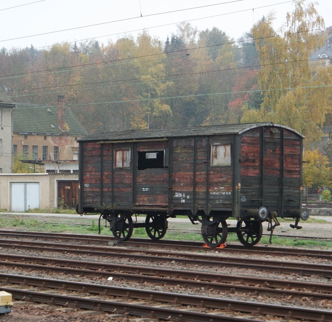Schon sehr betagt ist dieser Güterwagen. Gößnitz 29.10.2015.