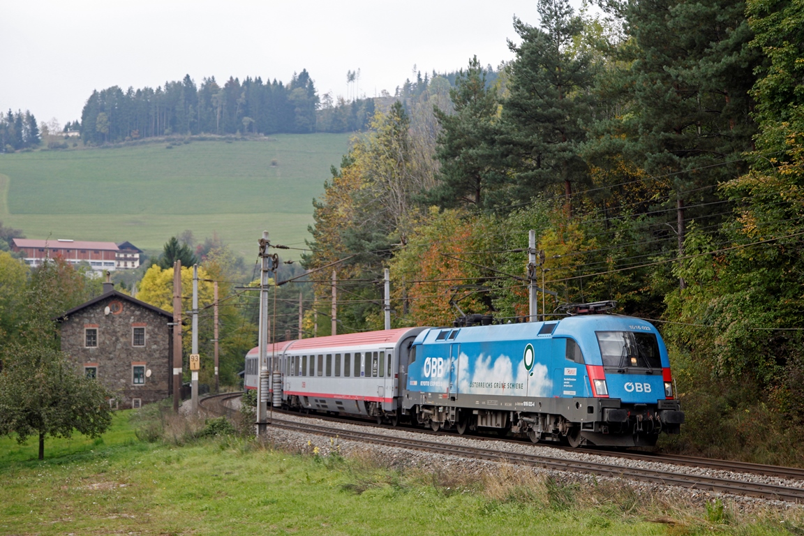 Schon seit 10 Jahren ist die 1016 023 als Kyoto-Lok unterwegs. Hier zieht sie den EC158 (Zagreb - Wien) am 6.10.2014 bei Klamm-Schottwien über den Semmering.
