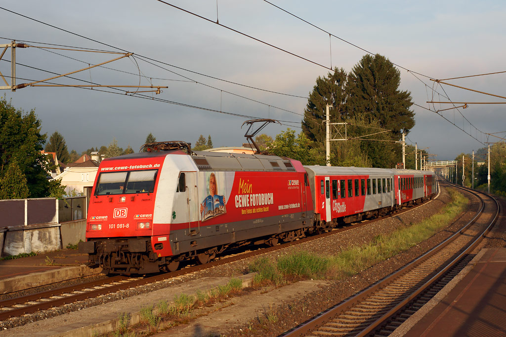 Schon seit ein paar Jahren wird planmäßig eine Maschine der DB-Baureihe 101 in Kärnten zu einer Regionalzugleistung herangezogen; dabei handelt es sich um den morgendlichen R 4214 von Rosenbach (06.07 h) nach Klagenfurt (07.12 h). 

Am 16.08.2012 konnte 101.081 bei der Durchfahrt in der Haltestelle Klagenfurt-Lend abgelichtet werden.  
