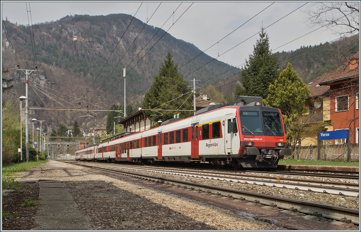 Schon seit Jahrhunderten drängten die Walliser nach Osten und Westen; so auch heue: zwei  Walliser Dominos als Regionalzug 6369 beim Halt in Varzo.
11. April 2015
