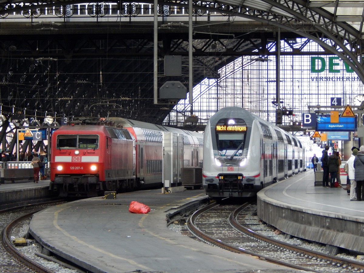 Schon seit vielen Jahren im nah und Fernverkehr tätig sind die 120er hier steht 120 207 mit dem RE9 während daneben gerade die wohl baldige Ablösung der 120er im Fernverkehr kommt.

Köln 12.12.2015