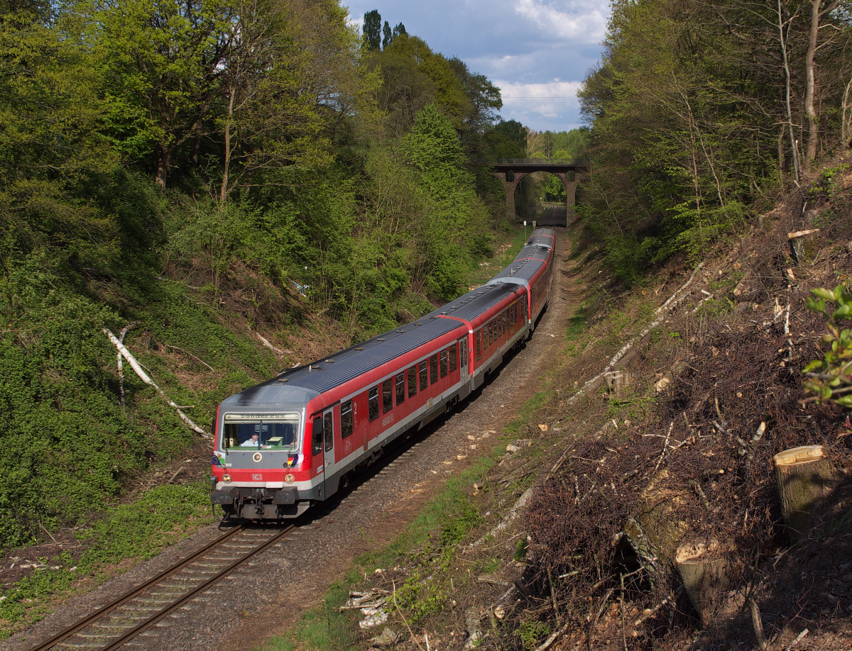 Schon Tradition - der Karfreitag Sonderzug Dillingen - Bouzonville - Auch in diesem Jahr hat es wieder geklappt, obwohl die Sache lange auf der Kippe stand. Durch die Einstellung des Güterverkehrs nach Frankreich über die Niedtalbahn stand auch der Sonderzug nach Bouzonville zur Disposition. Durch das Engagement der Bürgermeister von Bouzonville und Rehlingen-Siersburg gab es aber wieder grünes Licht für 5 Zugpaare am Karfreitag zum Markt in Bouzonville. In Siersburg, bei Km 15,9 befindet sich dieses schöne Viadukt. Der Zug hat gleich den Haltepunkt Siersburg (ehem. Bahnhof) erreicht.  Bahnstrecke 3212 Bouzonville - Dillingen Saar - 18.04.2014