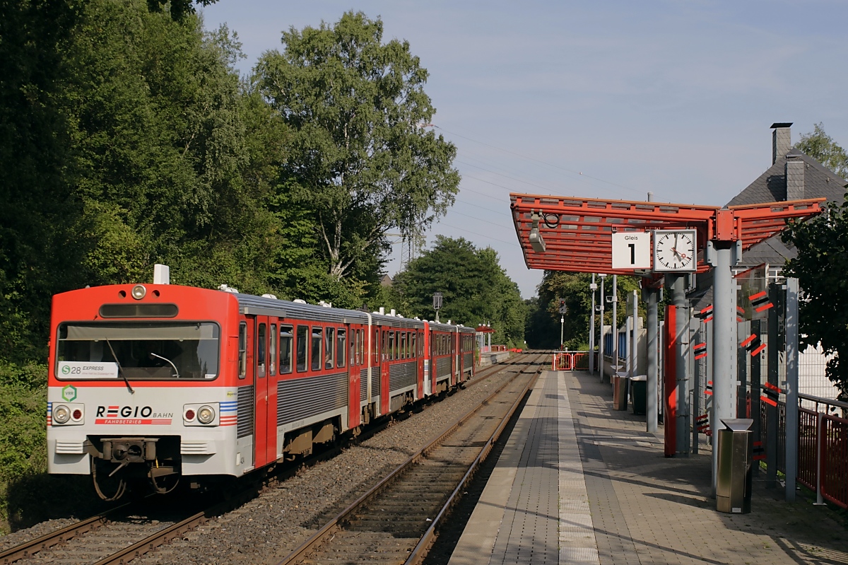 Schon in der Vergangenheit mussten Fremdfahrzeuge auf der S 28 aushelfen: Wegen Streckensperrungen rund um Wuppertal hatte der Verkehrsverbund Rhein-Ruhr 2017 die Regiobahn mit zusätzlichen Zugfahrten in den Sommerferien zwischen Mettmann Stadtwald und Düsseldorf Hbf. beauftragt. Für die je zwei Zugpaare des S 28 Express am Vor- und Nachmittag (Montag bis Freitag) mit nur einem Zwischenhalt in Mettmann Zentrum wurden die VT2E 39 und 42 des Bayerischen Eisenbahnmuseums (ex AKN 2.39 und 2.42) angemietet, die am 23.08.2017 Erkrath Nord durchfahren.