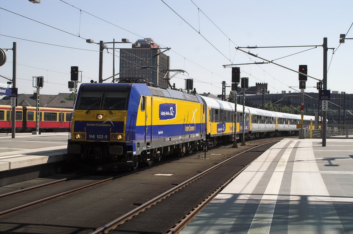 Schon vor 10 Jahren. Etwas Geschichte mit 146 522-8 bei der Einfahrt in Berlin Hauptbahnhof mit einem Interconnex Zug gen Westen. 26 Juli 2006.