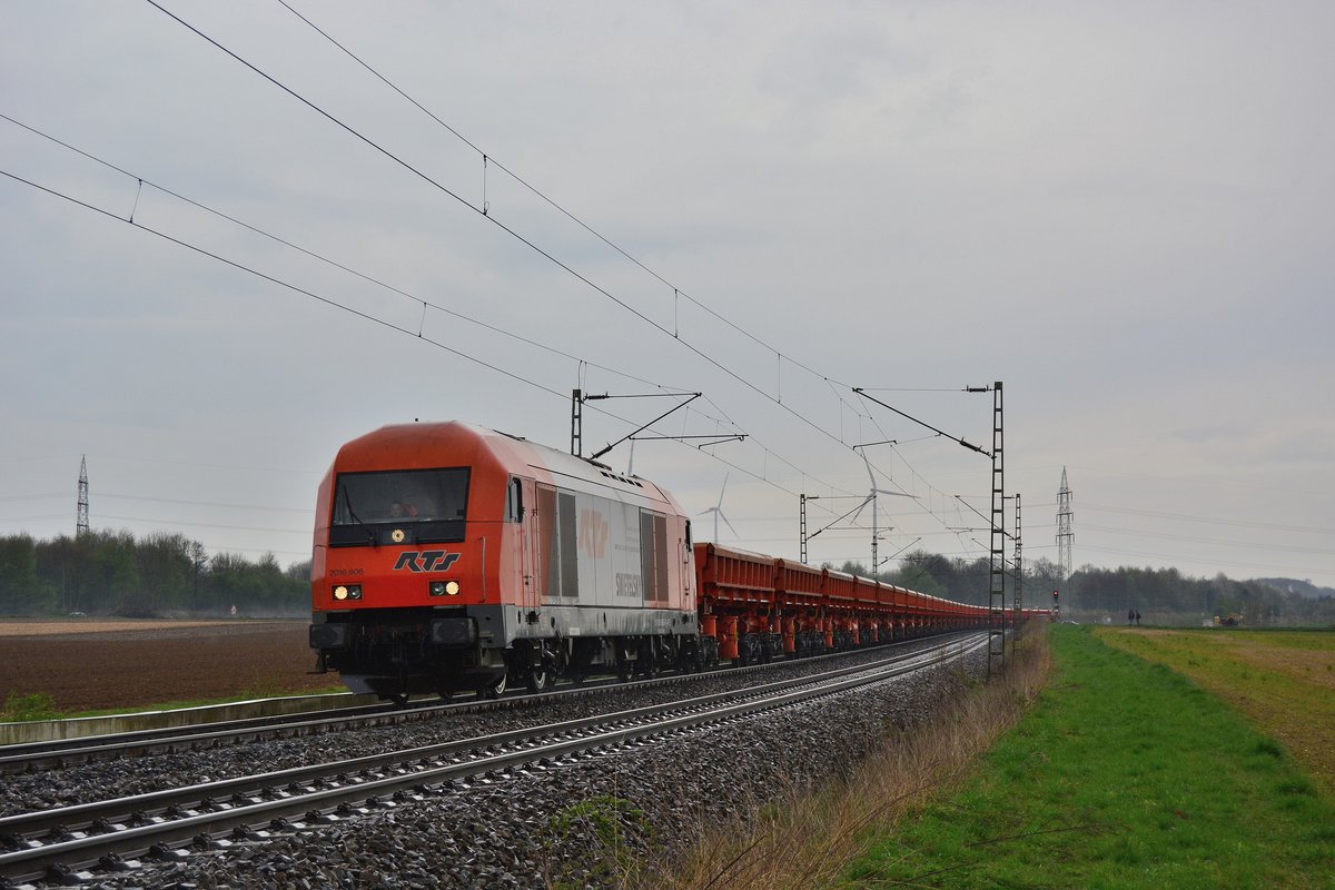 Schon vor der Dampflok kam ein Highlight in Form von 2016 906-7 mit Schüttwagen. Sie kam von Neuss und fuhr Richtung Köln. 

Gubberath 01.04.2017