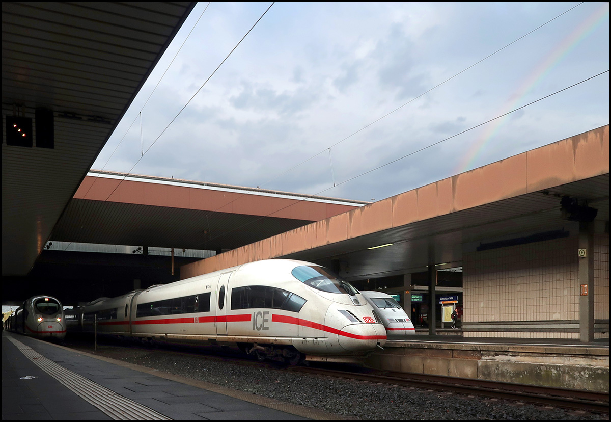 Schon vorbei war der leichte Regen -

... am Morgen des 15.Oktobers 2019 in Düsseldorf, als drei unterschiedliche ICE-Typen am Hauptbahnhof sich ein Stelldichein geben. (M)
