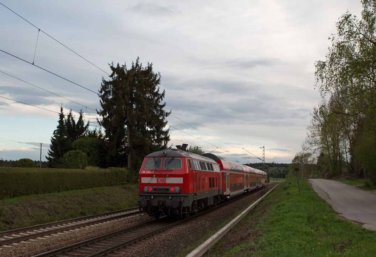 Schon vorher hörte ich es eine ganze Weile von hinten dröhnen. Das Geräusch entpuppte sich als der MTU 4000 der ex-Kemptener 218 454-7, welche am Abend des 27.04.15 ihren Dosto-Zug von Mühldorf nach München schob.