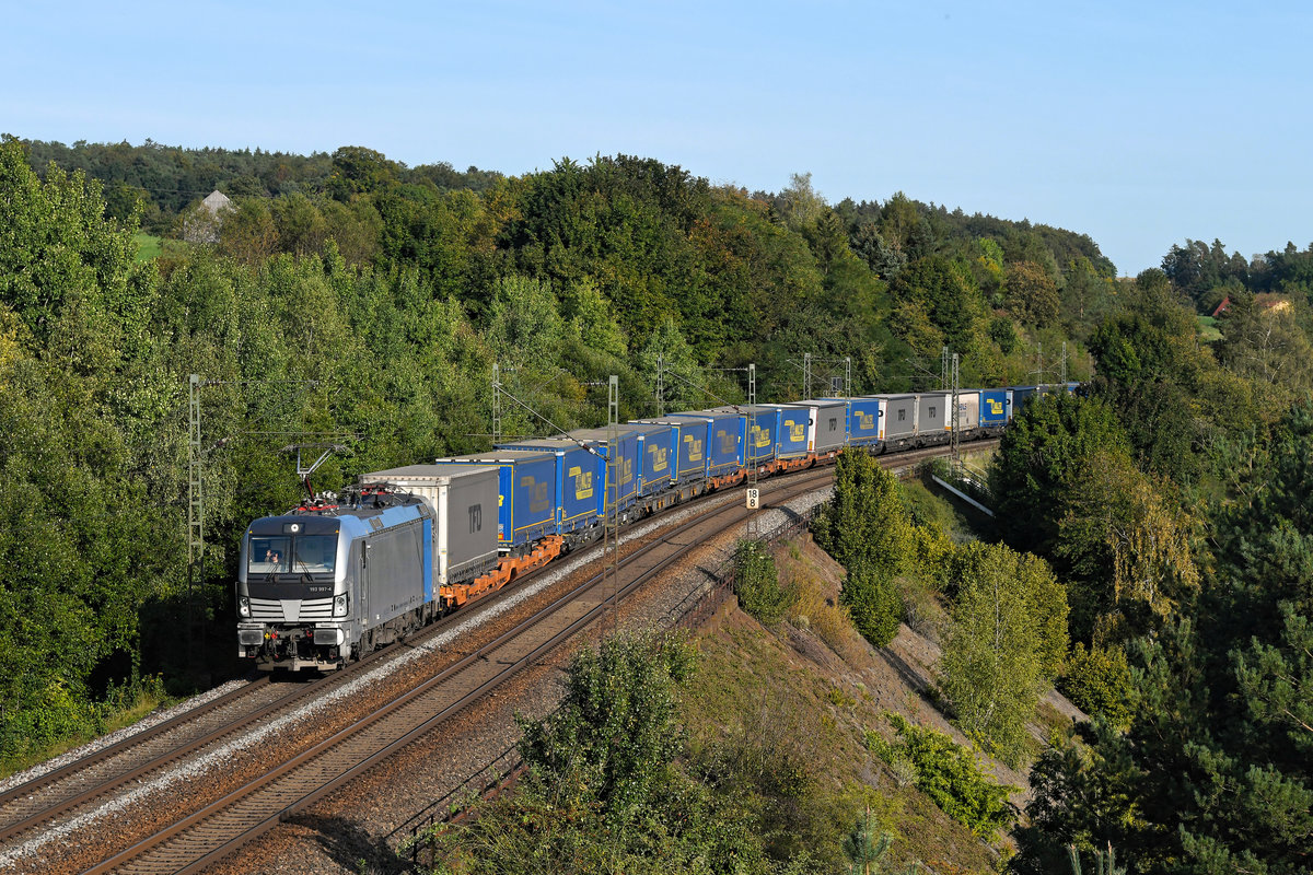 Schon von weitem hat mich der Lokführer des DGS 41160 von Budapest Soroksar Terminal nach Wanne-Eickel entdeckt, als er am 19. September 2020 auf der 193 997 die Stützmauer bei Laaber passierte. 