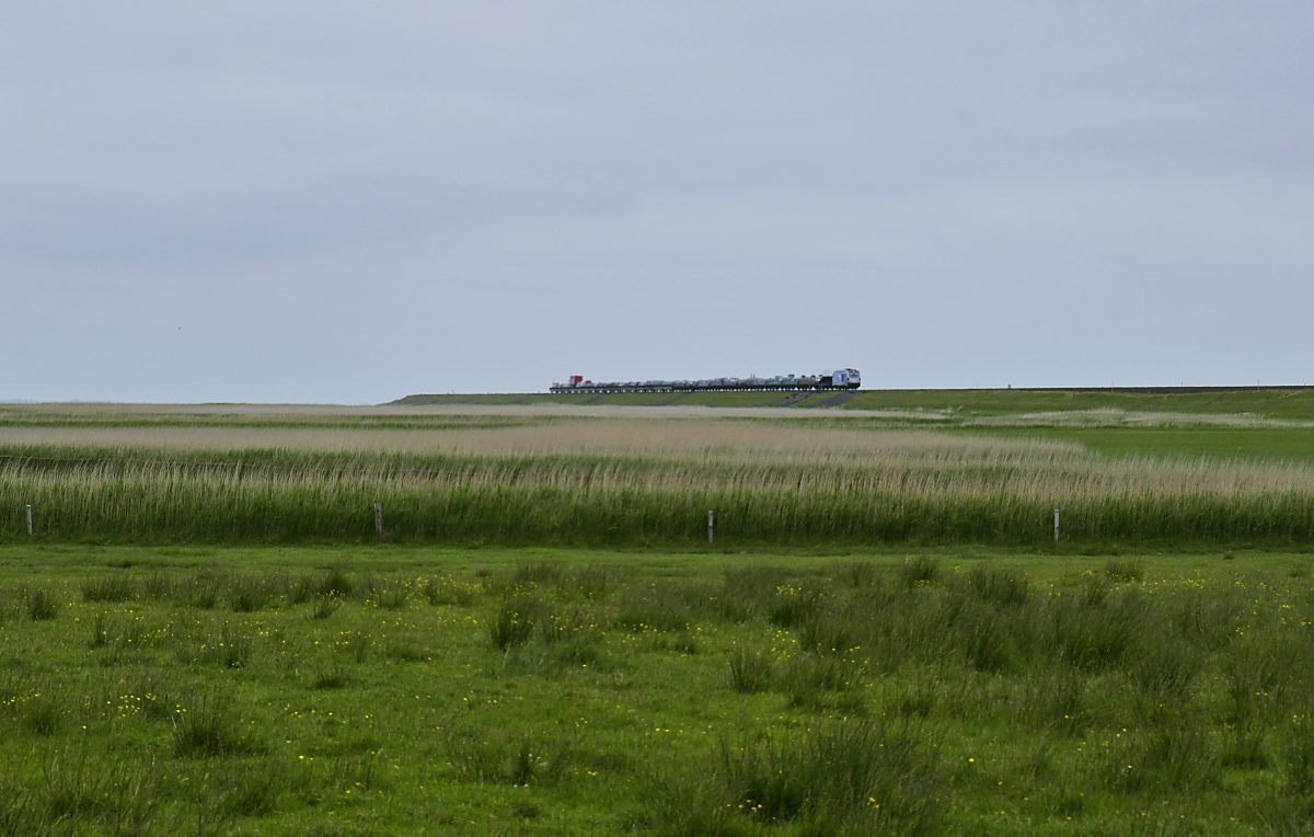 Schon von weitem hörbar nähert sich die 247 908 oder 909 von RDC am 04.06.2022 mit einem Autozug der Insel Sylt