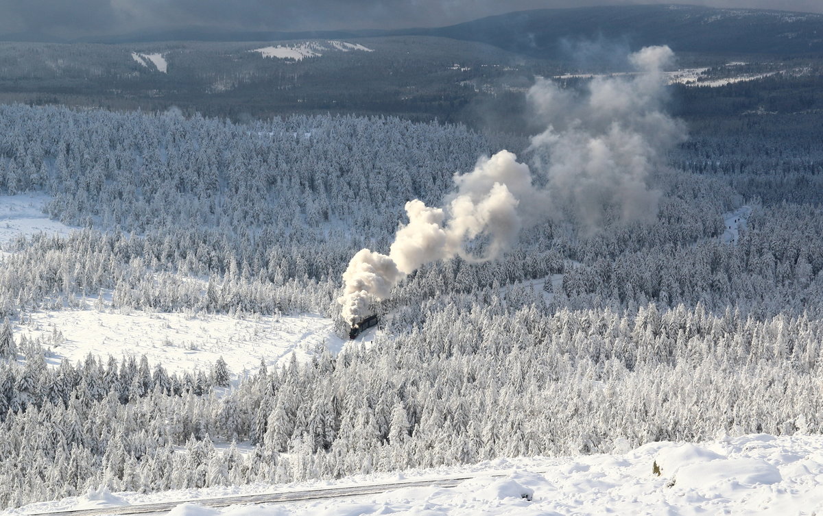 Schon von weitem kann man 99 5901 mit ihrem Traditionszug P8991 (Wernigerode - Brocken) sehen. Der Zug befindet sich zwischen den Blockstellen Goetheweg und Brockenmoor.

Brocken, 02. Dezember 2017