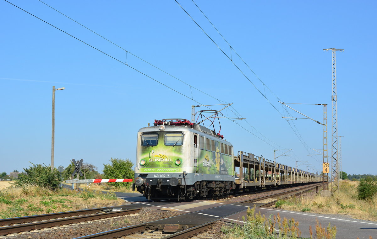 Schon von weitem war sie durch ihr einzigartiges Farbkleid aufgefallen. Am Morgen des 27.07.2018 kam 140 002 Sunrail mit einem leeren Autozug durch Güterglück gen Dessau gefahren.

Geüterglück 27.07.2018