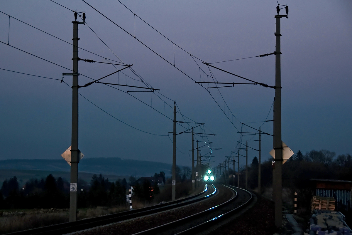 Schon von Weitem zu erkennen, die LED's von 1144 056, unterwegs mit R 2034 nach St. Pölten. Neulengbach, am 14.03.2014.