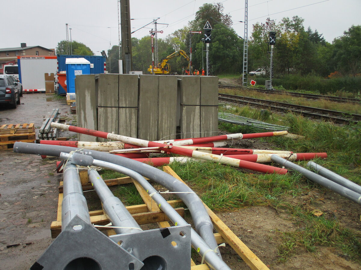 Schon zerteilt liegen die Schrankenbäume von der mechanischen Schranke in Lancken.Aufgenommen am 18.Oktober 2021.