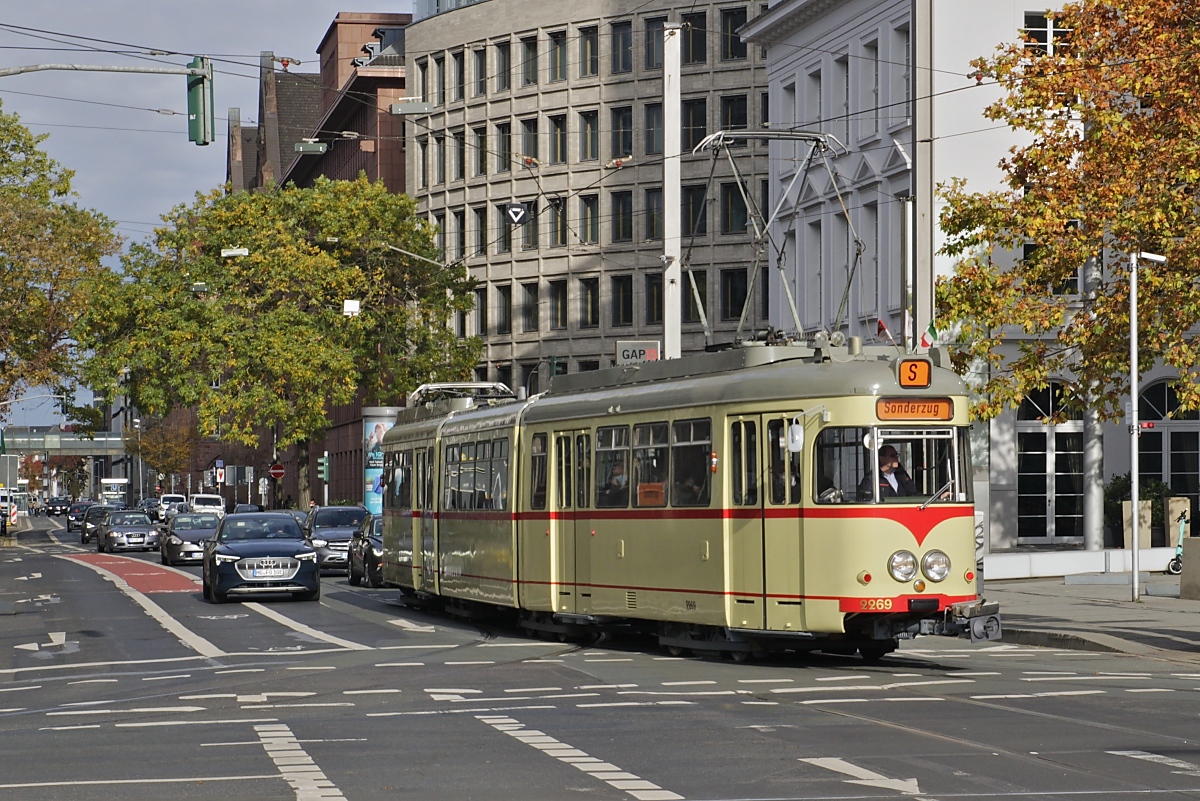 Schon zu Pferdebahnzeiten fuhr die Düsseldorfer Straßenbahn durch die Kasernenstraße. Seit der Eröffnung der Ost-West-U-Bahn im Februar 2016 ist davon nur die Wendeschleife rund um das Hochhaus GAP 15 am Graf-Adolf-Platz geblieben, diese durchfährt der K66 2269 am 06.11.2021.