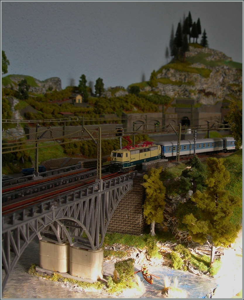 Schon zu spät! Nicht E 181 211-4 mit ihrem IR, sondern der tiefe Sonnenstand, der so tief auch nicht mehr ist, nun schon am 1. Januar nicht mehr unter dem Fenster hindurch das  schwebende Viadukt  auszuleuchten vermag - trotzdem: die E 181 211-4 hat die Ehre, das Jubiläum  50 Jahre Modellbahn 10 Jahre Digitale Fotografie  zu eröffnen. 
1. Jan. 2016