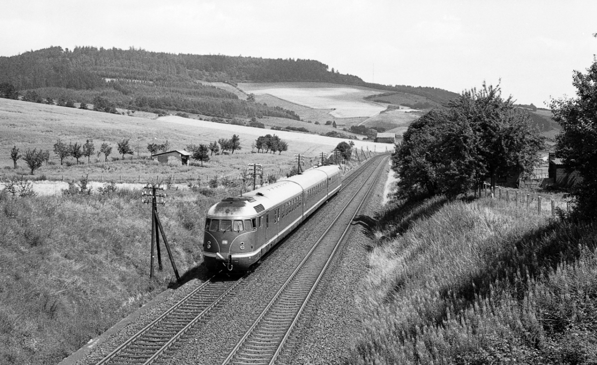 Schon zu Zeiten der Ottbergener 44er ein beliebter Fotostandpunkt : Die Feldwegbrcke bei Hembsen, Strecke Northeim - Altenbeken (24.7.1984).