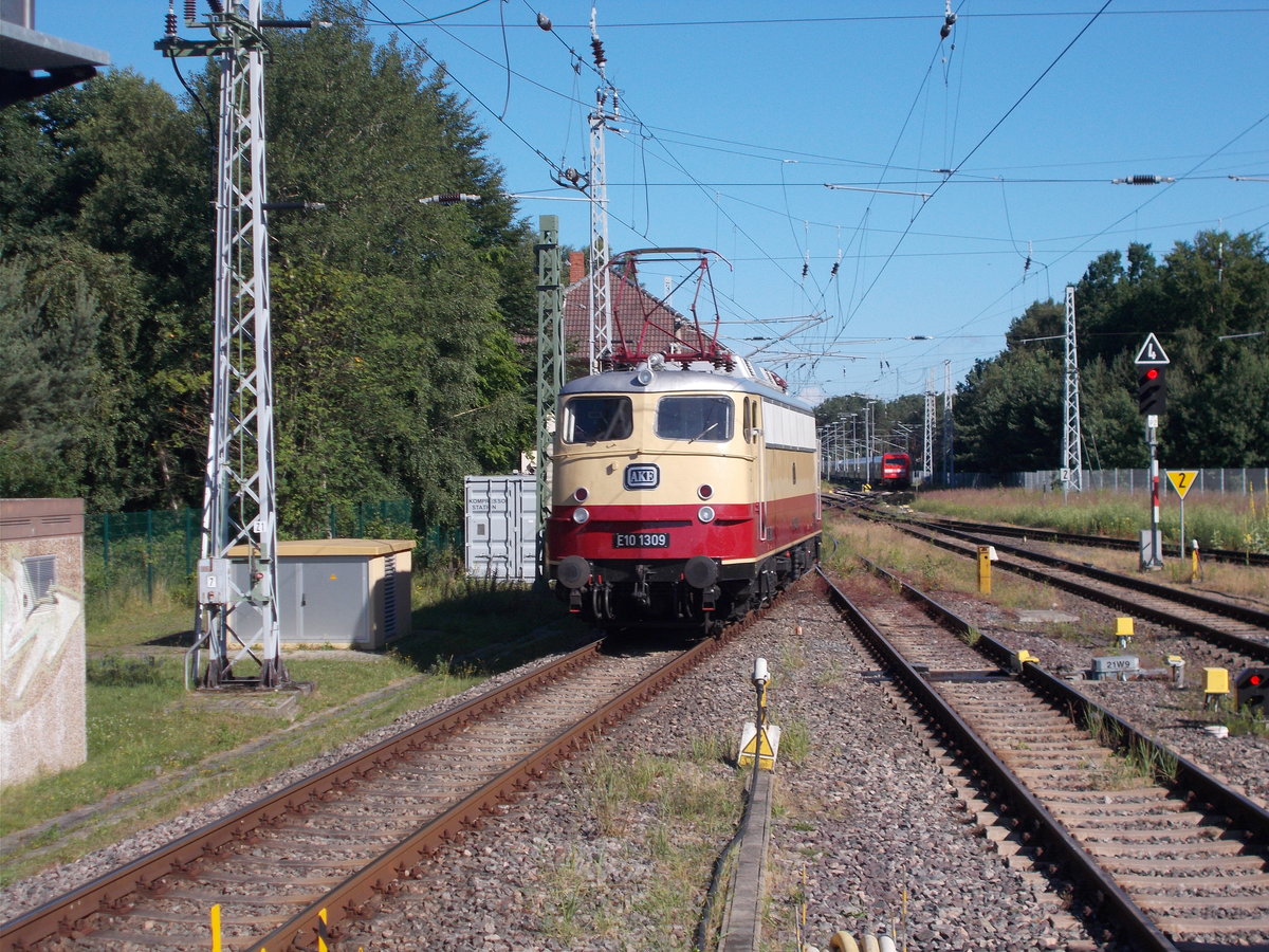 Schon zum dritten Mal in diesem Jahr ist die E10 1309 in Binz.Am 03.Juli 2016 begab sich die Lok in Binz an den TEE Rheingold nach Koblenz.Aufnahme vom Bahnsteigende.