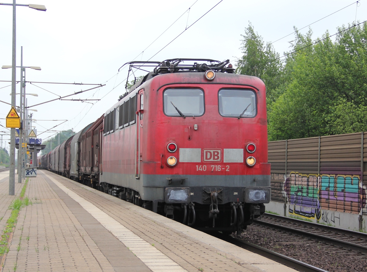Schotten Dicht und Lichter an. Da hatte wohl jemand keinen Bock auf Fotosession. Kein Problem, mir kam es eh nur auf die Lok an :) 140 716-2 mit gemischte4m Gz aus Richtung Seelze kommend. Aufgenommen am 30.05.2013 in Dedensen-Gmmer.