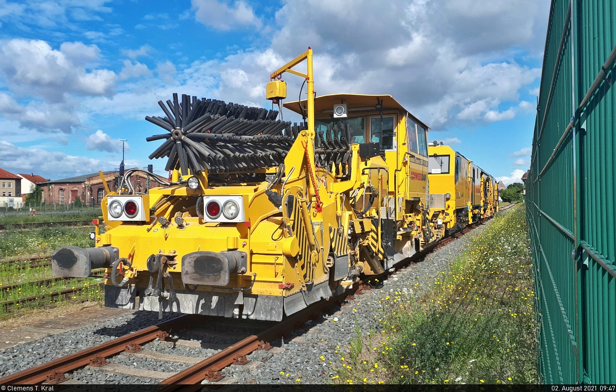 Schotterplanier- und Profilierungsmaschine Plasser & Theurer SSP 110 SW (99 80 9425 062-3 D-SBAU) pausiert zusammen mit Universal-Stopfmaschine Matisa B 66 UC (99 80 9124 029-6 D-SBAU) auf einem Abstellgleis im Bahnhof Aschersleben.
Für diesen Blick habe ich die Kamera durch den Zaun gesteckt. Ich selbst stand also natürlich dahinter.

🧰 Schweerbau GmbH & Co. KG
🕓 2.8.2021 | 9:47 Uhr

(Smartphone-Aufnahme)