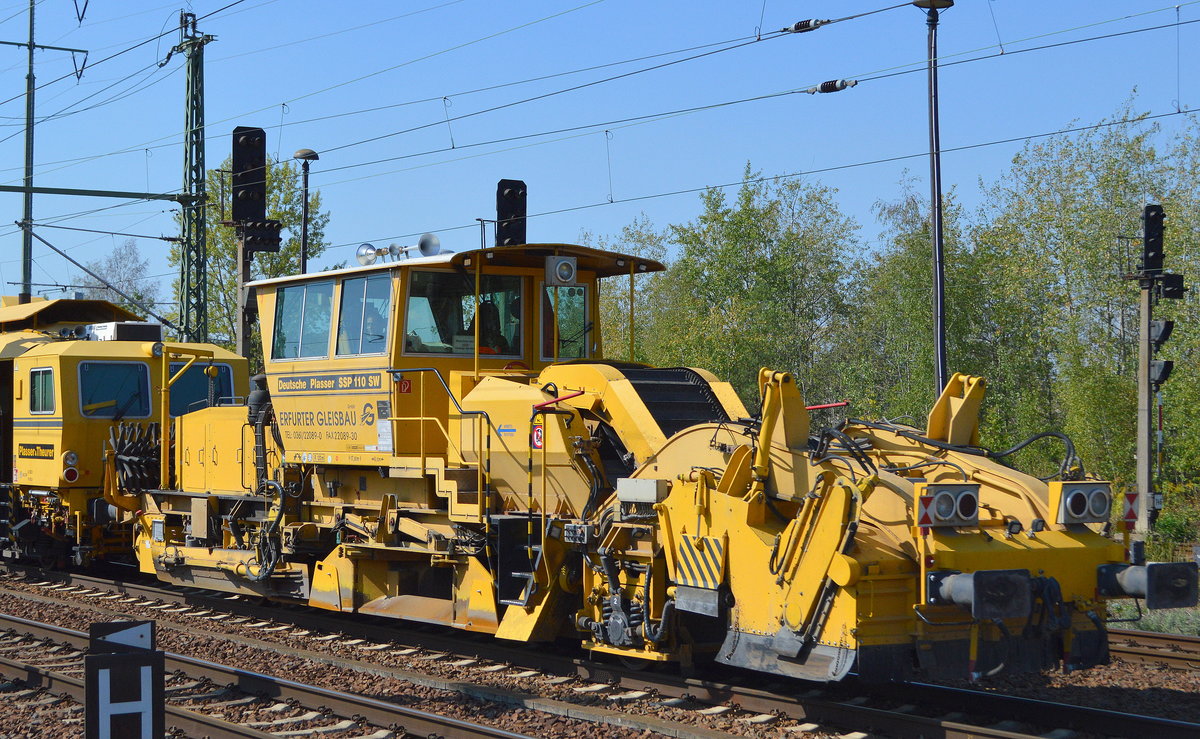 Schotterplanier- und Profilierungsmaschine vom Typ Deutsche Plasser SSP 110 SW am Haken Universalstopfmaschine mit dynamischem Gleisstabilisator vom Typ P&T UNIMAT 09-32/4S DYNAMIC der Fa. Erfurter Gleisbau  am 11.09.19 Durchfahrt Bf. Flughafen Berlin Schönefeld.