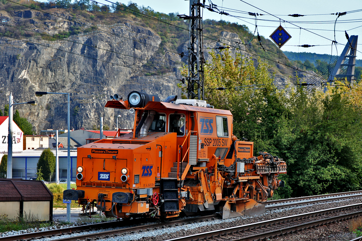 Schotterplaniermaschine 99 54 9425 010-4 SSP 2005 SW von Plasser & Theurer / Oesterreich,ist in Usti nad Labem beschäftigt den neuverlegten Schienenstrang korrekt zu planieren.Bild vom 11.9.2105