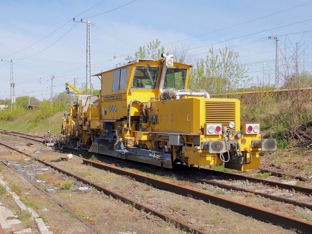 Schotterplaniermaschine SSP 110 SW (97 16 46 511 18 - 0) am 17. April 2014 auf dem befahrbaren Teil des Bahnhof Berlin Grünau.  