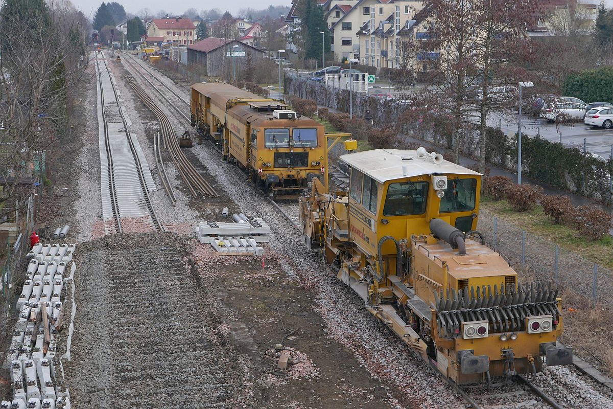Schotterplaniermaschine SSP 110 SW und Universalstopfmaschine 08 - 475 Unimat 4S im Bahnhof von Langenargen (03.03.2018).