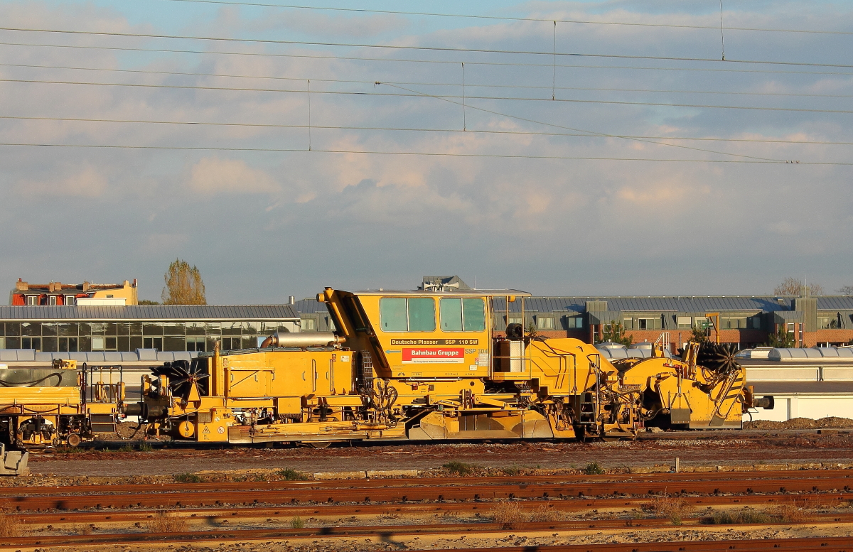 Schotterprofiliermaschine SSP 110 SW der Bahnbau Gruppe abgestellt am 30.10.2013 in Oranienburg.
