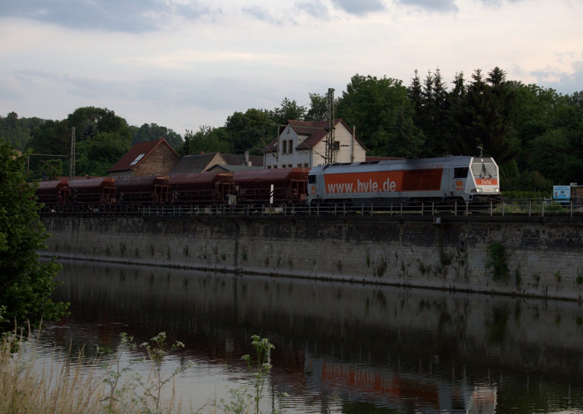 Schotter/Schütgutzug mit HVLE Maxima V490.3 in Bad Kösen Richtung Naumburg am 30.6.2015
