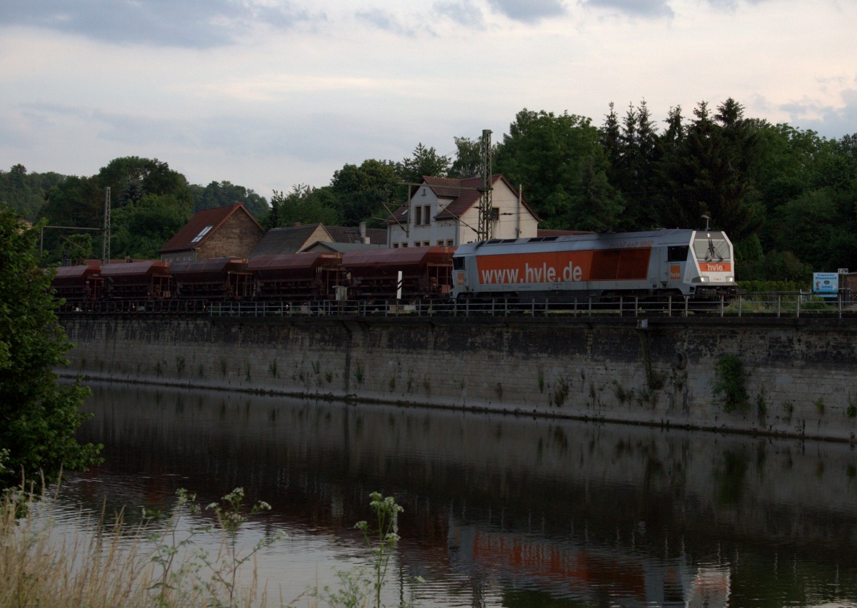 Schotter/Schütgutzug mit HVLE Maxima V490.3 in Bad Kösen Richtung Naumburg am 30.6.2015