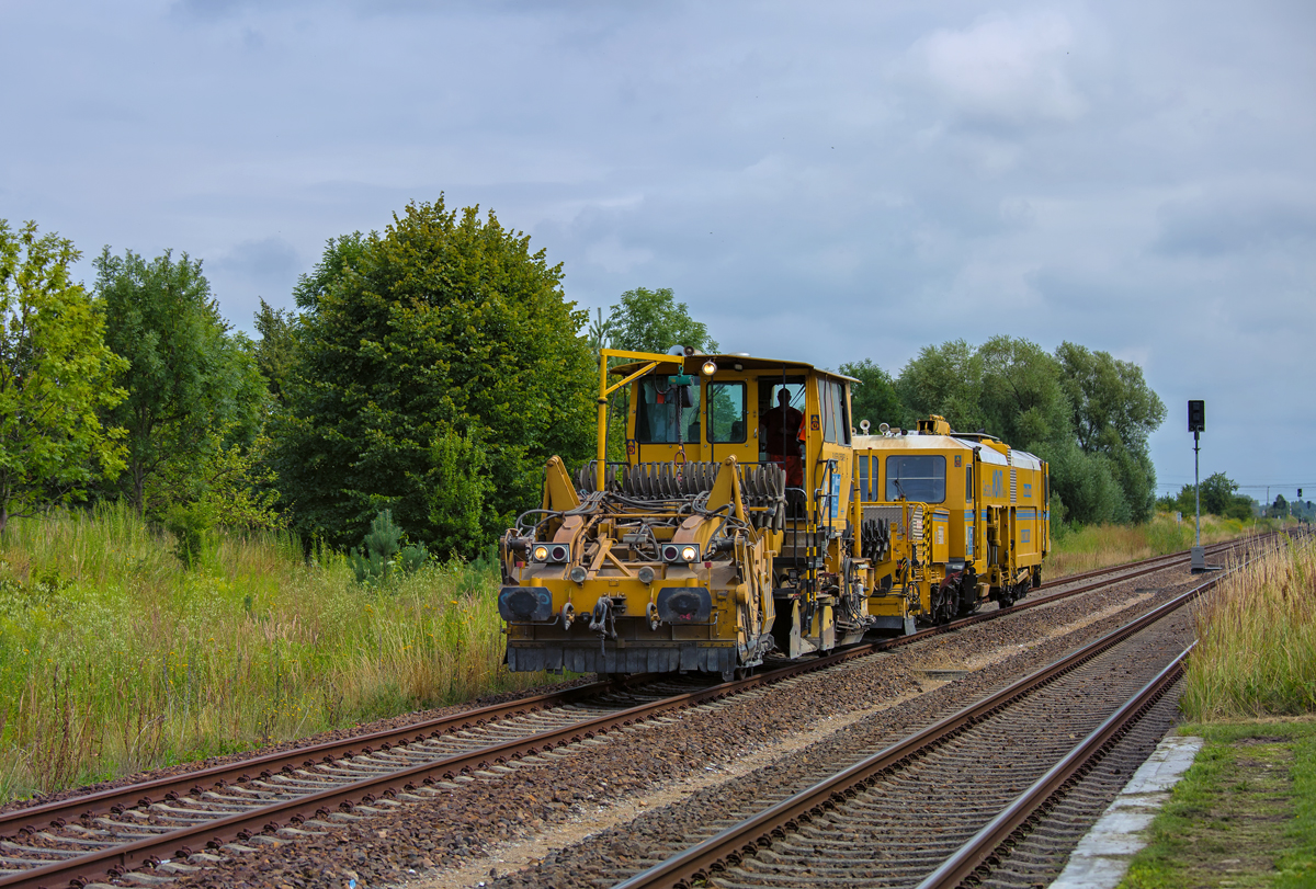 Schotterverteil- und Planiermaschine (SSP 110) mit Stopfmaschine (Unimat 08-275) durchfahren den Bahnhof Pasewalk-Ost. - 05.08.2015