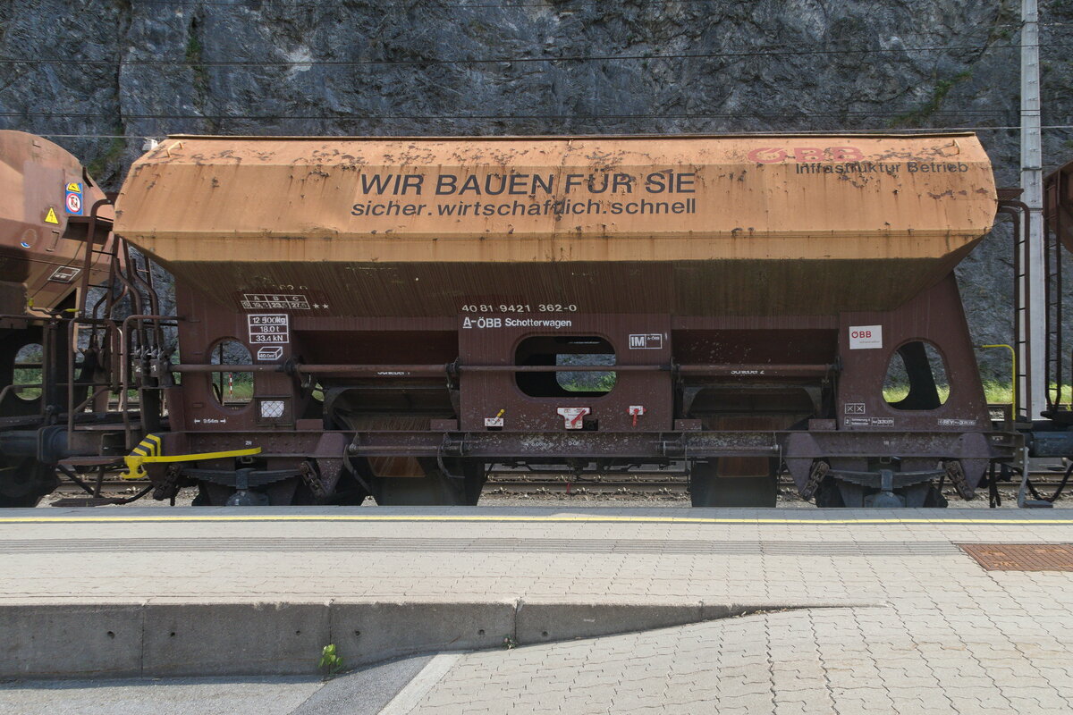Schotterwagen der ÖBB Infrastruktur, 40 81 9421 362-0, am Bhf. Imst-Pitztal zur Sanierung der Arlbergbahn. Aufgenommen 22.7.2021.