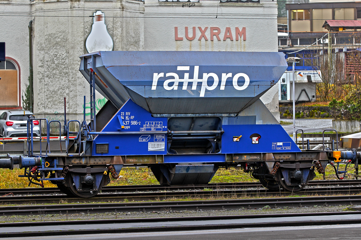 Schotterwagen der Railpro Typ Fccpps ist eingereiht in einem Güterzug,so gesehen in Arth-Goldau am 2.12.2014