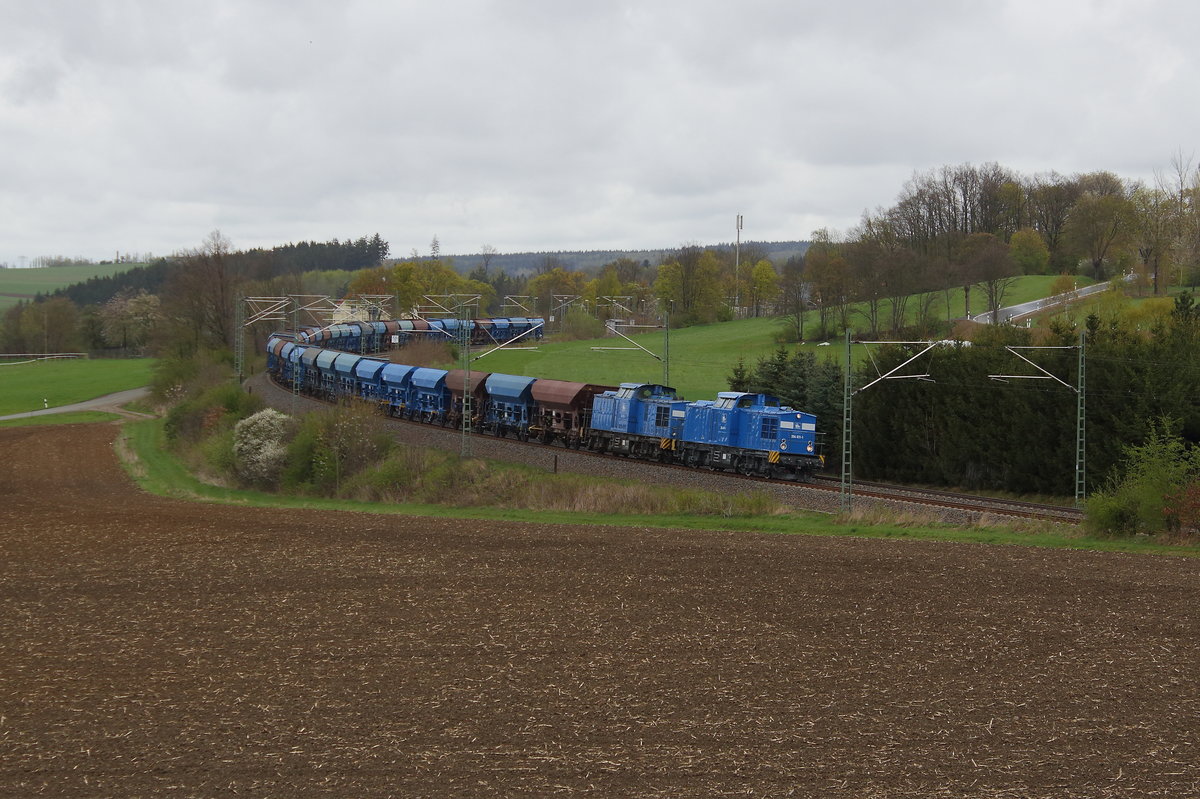 Schotterzug von Lüptitz nach Coburg mit doppel Press V 100 (204 031 und 204 011). Aufgenommen am 17.04.2017 in Ruppertsgrün /Pöhl 