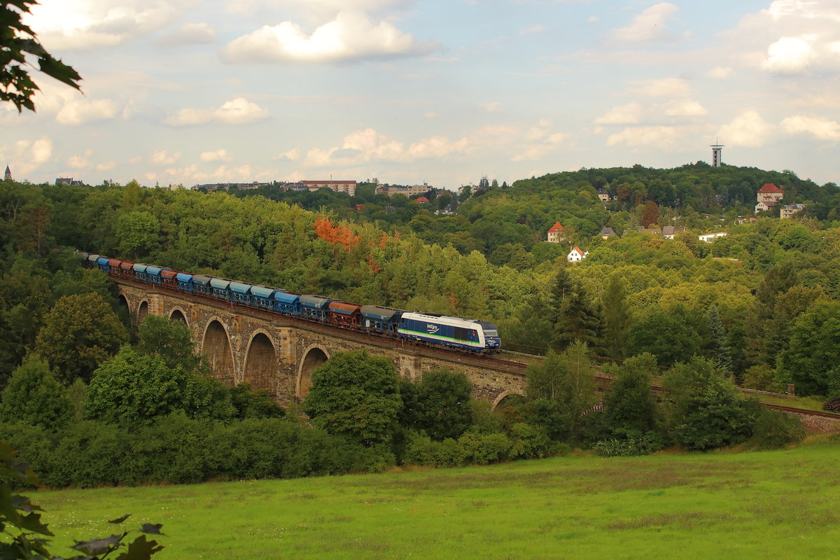 Schotterzug mit der 223 152 auf der Syratalbrücke in Plauen. Aufgenommen am 16.08.2017 