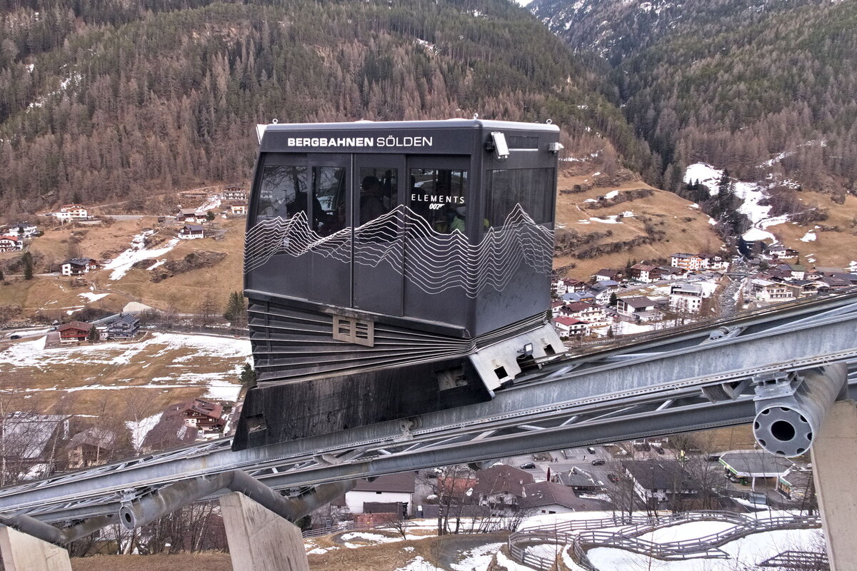 Schrägaufzug  Zentrum Shuttle  in Sölden, Ansicht einer Kabine. Aufgenommen 4.3.2025.