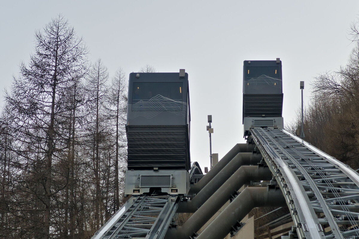 Schrägaufzug  Zentrum Shuttle  in Sölden, Blick auf die Strecke. Aufgenommen 4.3.2025.
