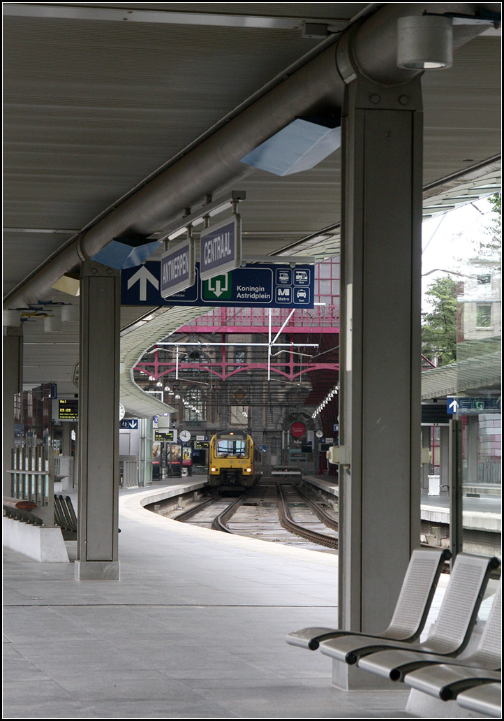 Schräger Durchblick -

Die obere Ebene mit den Kopfgleisen des Bahnhofes Antwerpen Centraal.

19.06.2016 (M)