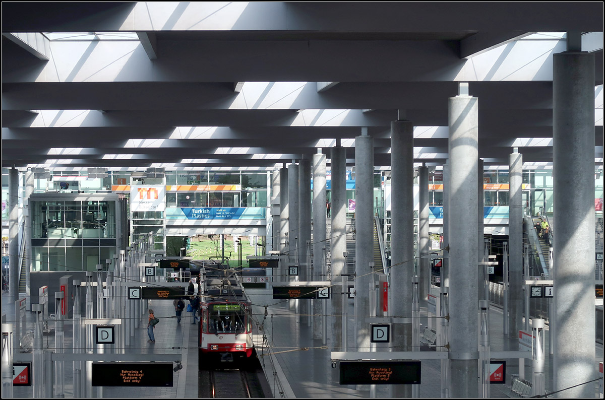 Schräger Lichteinfall -

... in die Stadtbahnstation 'MERKUR SPIEL-ARENA/ Messe Nord in Düsseldorf. Sicher die größte, oberirdische Stadtbahnstation in Deutschland. Im September 2004 ging dieser neue Bahnhof in Betrieb. Die frühere Schleife mit der Haltestelle Sportpark Nord/Europaplatz gibt es auch noch und wird nur vereinzelt angefahren. 

14.10.2019 (M)