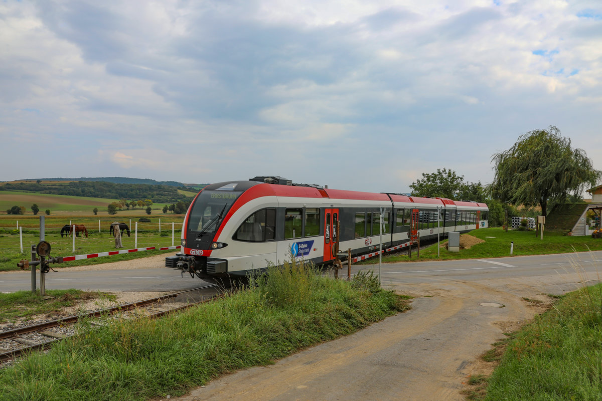 Schranken zu und durch ,.... 
5063.10 im Bahnhof Wetzleinsdorf am 15.09.2018
