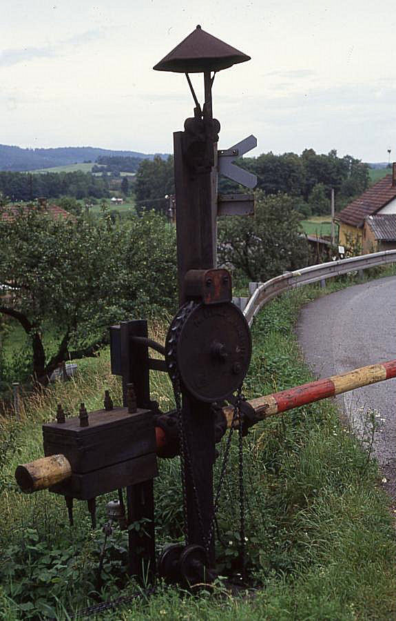 Schrankenanlage aus der K&K Zeit am Bahnübergang des Haltepunktes Srby am 6.7.1992.