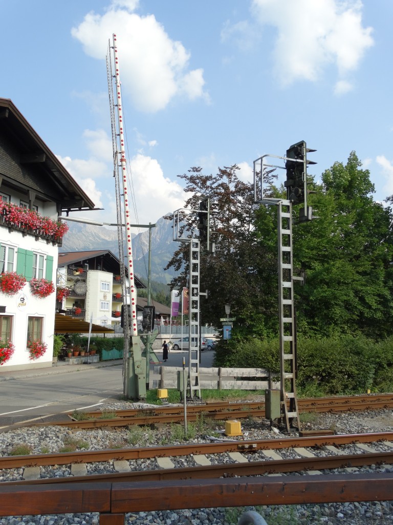 Schrankenanlage und zwei Lichtsignale am 11.08.15 in Fischen Allgäu