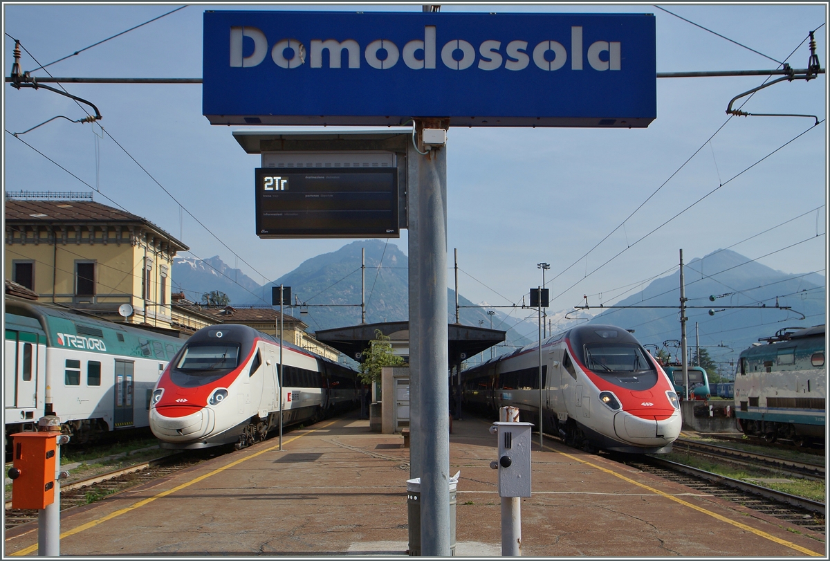  Schraubengleich  ist doch nicht ganz gleich: während links der SBB RABe 503 als EC 323 von Genève nach Rho Fiera Expo Domossola erreicht, wartet der SBB ETR 610 als EC 51 von Basel nach Milano Centrale auf die Abfahrt und hat bereist auf die bei der FS üblichen zwei statt drei Spitzenlichter umgestellt.
13. Mai 2015